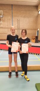 Hariëtte en Anouk krijgen hun diploma