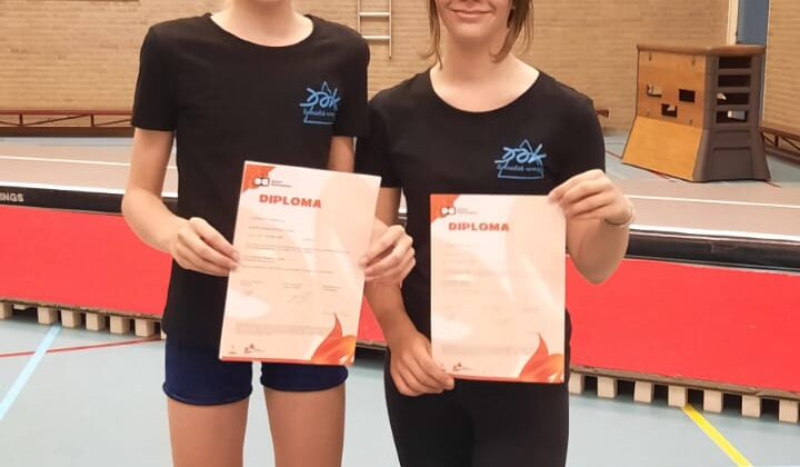 Hariëtte en Anouk krijgen hun diploma